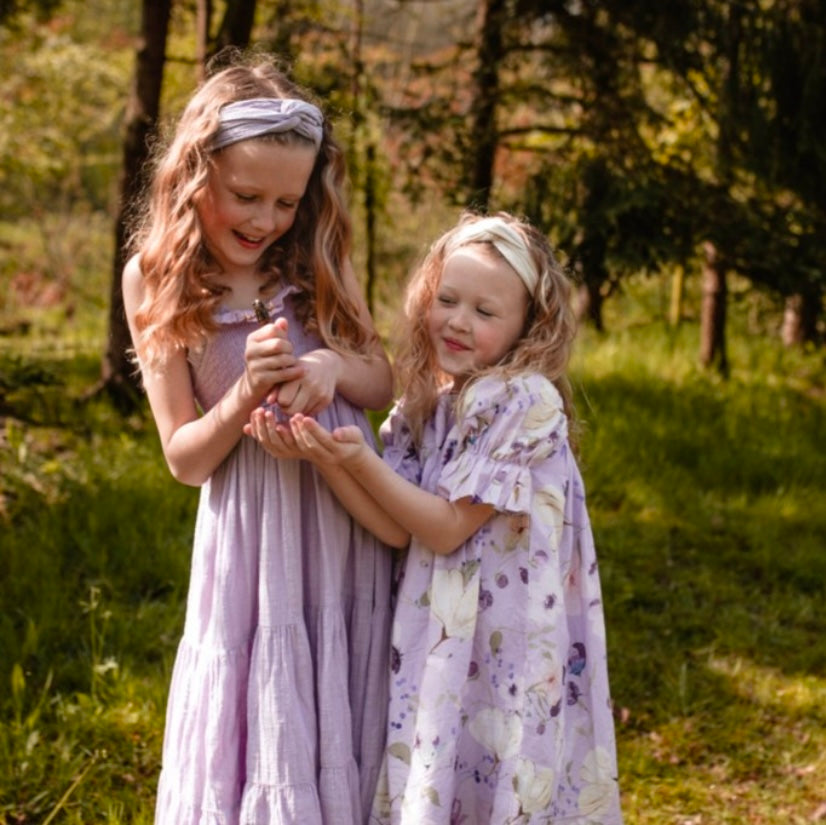 Pompdelux lila klänning med blommor stl 122/128
