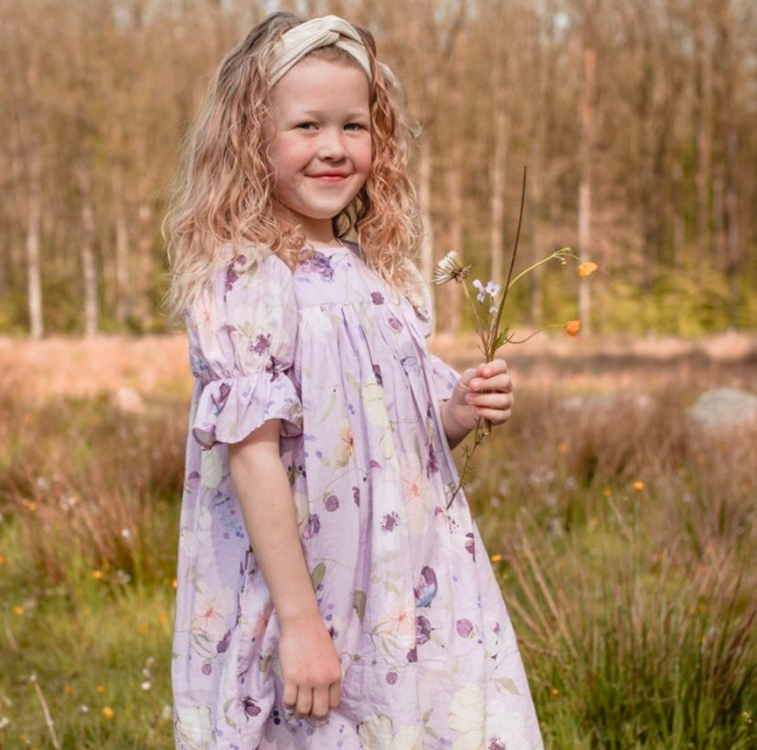 Pompdelux lila klänning med blommor stl 122/128