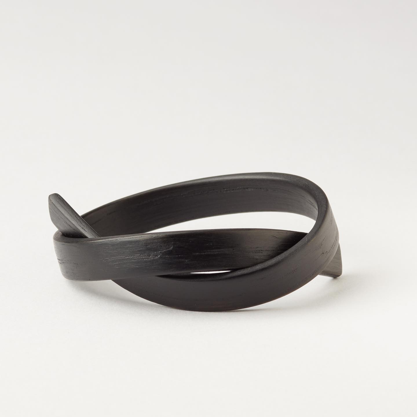 Svart armband i trä