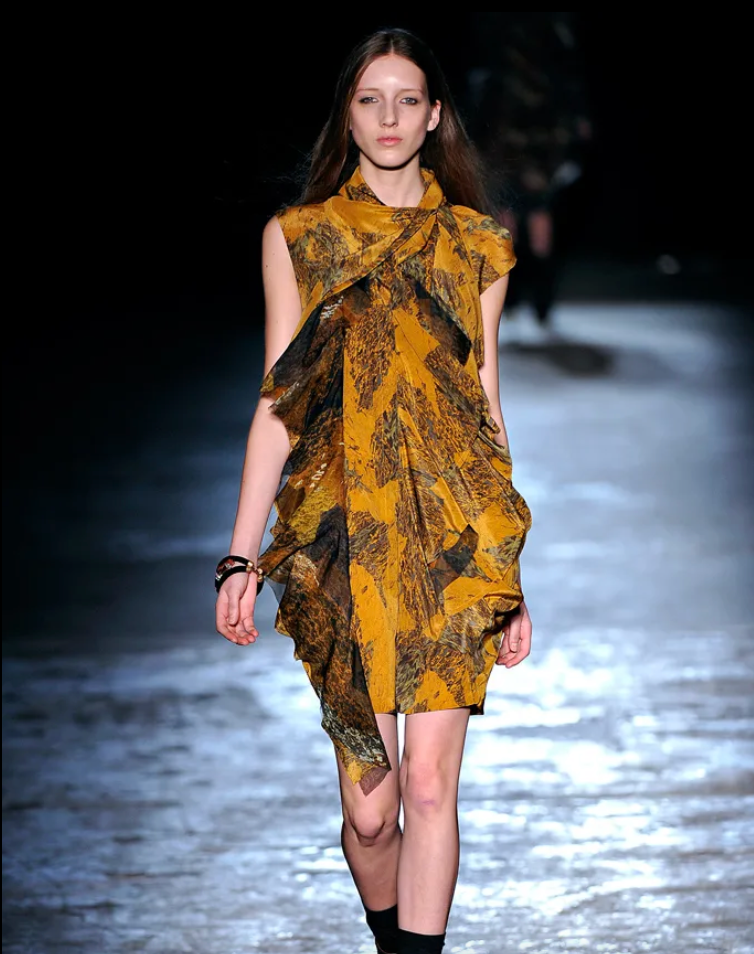Edun lejongul sidenklänning med print stl XS