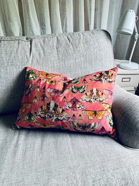 Kuddfodral Issoria rosa sammet med fjärilar 60x40